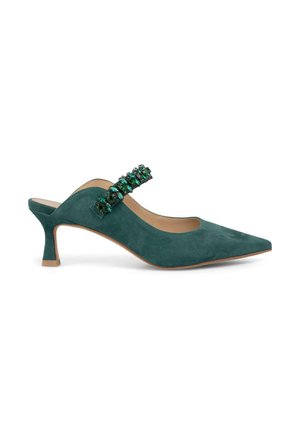 Scarpa slingback in suede verde con punta affusolata e tacco di altezza media, caratterizzata da una fascia decorativa adornata con gemme verde scuro.