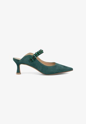 Scarpa slingback in suede verde con punta affusolata e tacco di altezza media, caratterizzata da una fascia decorativa adornata con gemme verde scuro.