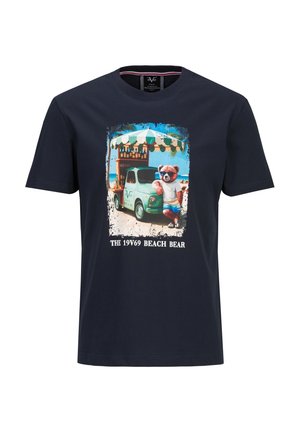 Marineblauw T-shirt met print van een teddybeer die een zonnebril en korte broek draagt en leunt op een groene vintage strandtruck onder een gestreept zonnedak.