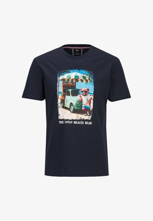 Marineblaues T-Shirt mit Aufdruck eines Teddybären, der Sonnenbrillen und Shorts trägt und sich an einem grünen Vintage-Strandwagen unter einem gestreiften Baldachin lehnt.