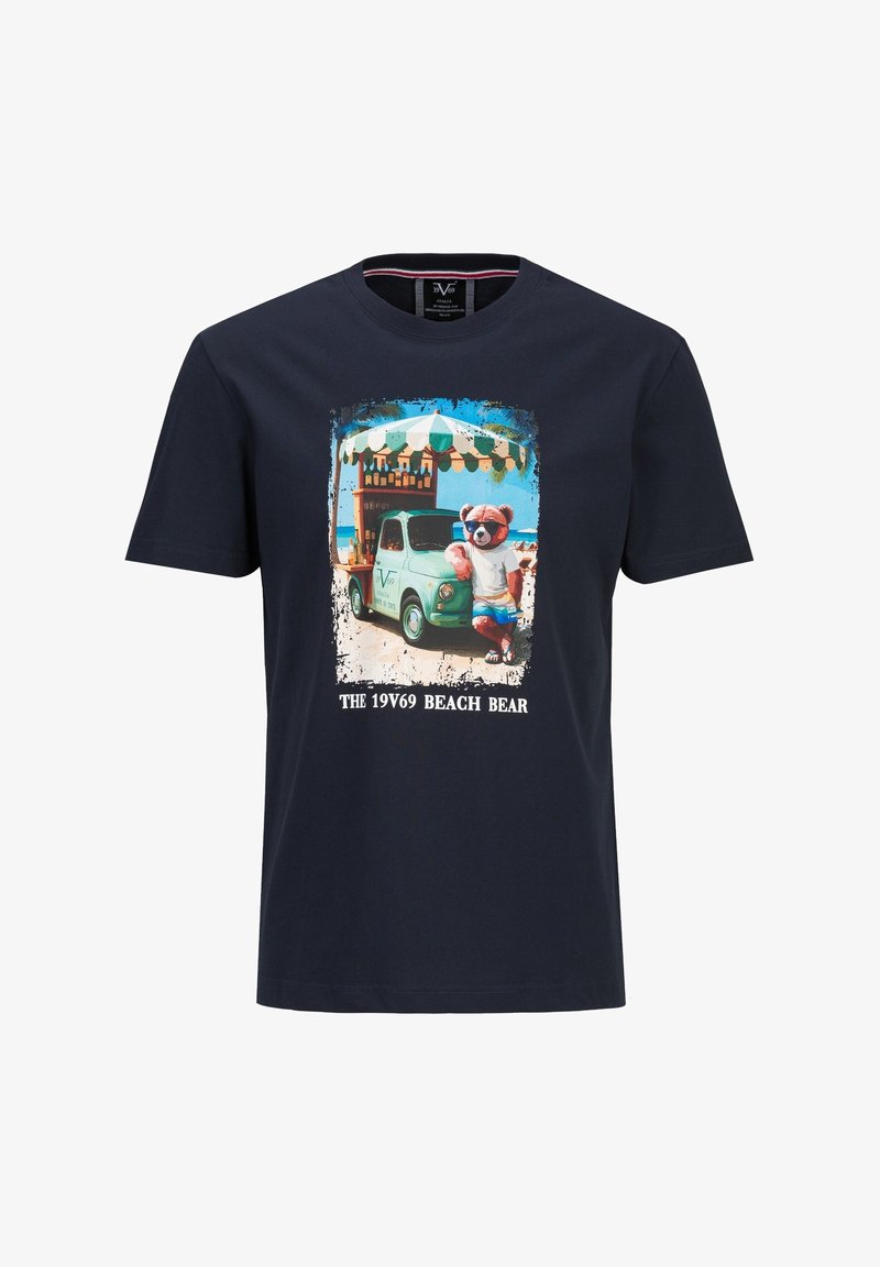 Marineblaues T-Shirt mit Aufdruck eines Teddybären, der Sonnenbrillen und Shorts trägt und sich an einem grünen Vintage-Strandwagen unter einem gestreiften Baldachin lehnt.