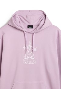 Sudadera lavanda con cordón y bolsillo frontal. Presenta un gráfico blanco de un conejo de dibujos animados sosteniendo un control remoto, con el texto "Vans" debajo.