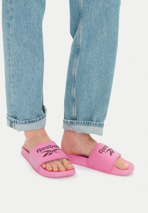 - Sandały kąpielowe