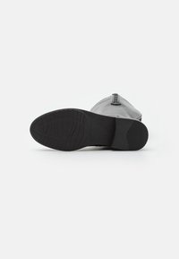 Jana Laarzen - black