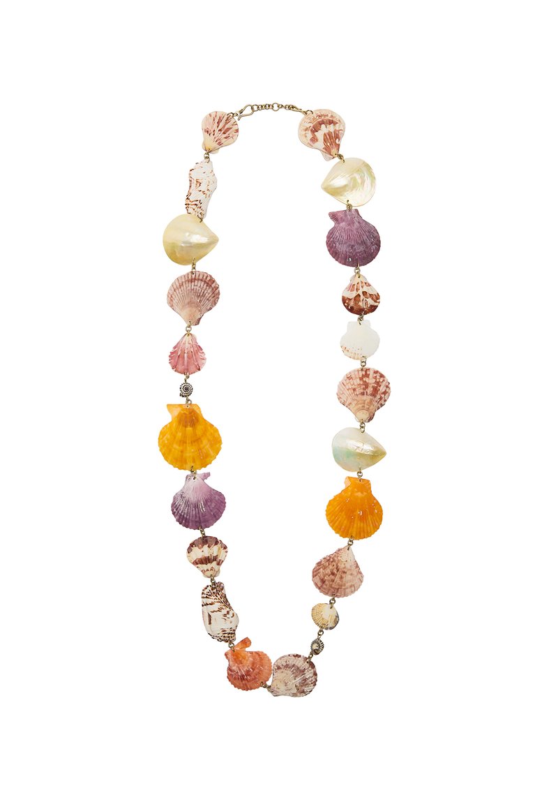 Kolorowy naszyjnik wykonany z różnych muszelek w odcieniach różu, fioletu, żółci i bieli, z złotym łańcuchem i ozdobnym okuciem.