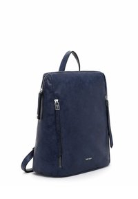 Námorně modrý syntetický batoh s texturovaným povrchem, se zadním madlem, nastavitelného ramenního popruhu a stříbrnými zipovými detaily.