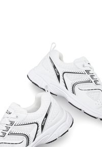 Weiße Sportschuhe mit schwarzen Akzenten, atmungsaktives Mesh-Obermaterial, gepolsterte Sohle und ein rundes Zehendesign. "FCUK"-Logo an der Seite.