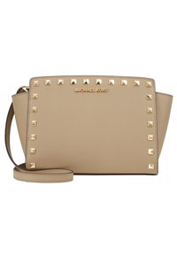 Beżowa torebka Michael Kors z złotymi piramidkami na górze, zamkiem błyskawicznym i odczepianym paskiem. Gładki materiał syntetyczny.