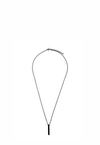 Zwarte ketting met een dunne schakel en een rechthoekige hanger. Eenvoudig ontwerp met een gestructureerde afwerking en verstelbare lengte met een sluiting.