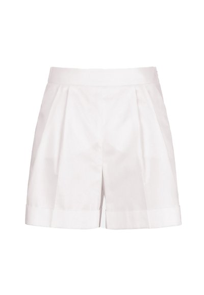 Hvide, højtaljede, skræddersyede shorts med plisseringer og opbukket kant, vist på en ensfarvet hvid baggrund.