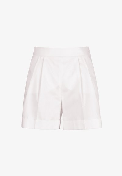 Hvide, højtaljede, skræddersyede shorts med plisseringer og opbukket kant, vist på en ensfarvet hvid baggrund.