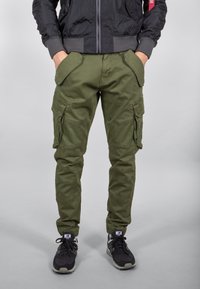 COMBAT - Oldalzsebes nadrágok - dark olive