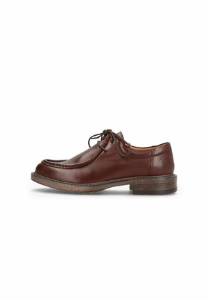 Chaussure habillée en cuir marron à lacets avec détails cousus et talon en bois empilé, vue de côté sur fond blanc.