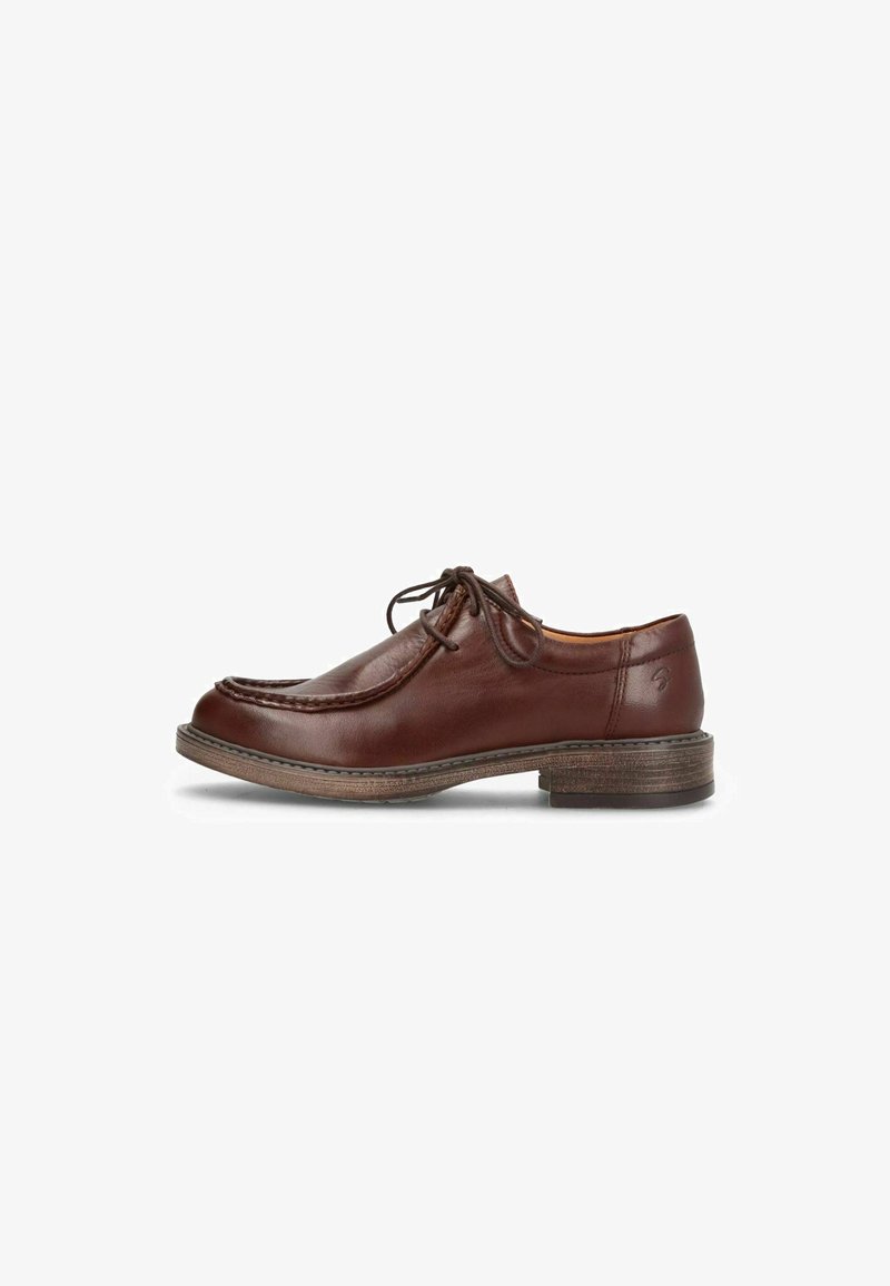 Chaussure habillée en cuir marron à lacets avec détails cousus et talon en bois empilé, vue de côté sur fond blanc.
