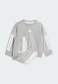 Grå sweatshirt och byxor set med vita ränder på ärmarna och benen, ribbade muddarna och en liten logotyp på framsidan. Mjuk tyg.