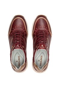 Baskets en cuir bordeaux avec accents dorés, bout rond, design à lacets, œillets métalliques et semelle intérieure rembourrée avec détail du logo.