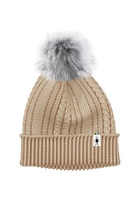 Berretto di maglia beige con texture a coste e un pom-pom grigio morbido in cima. Presenta un'etichetta sul lato anteriore.