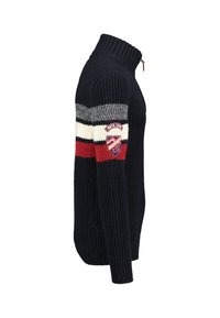 Námořnický pletený svetr s vysokým límcem, zipovým zapínáním, barevnými pruhy (červená, bílá, šedá) a nášivkou na levém rukávu. Texturovaná tkanina.