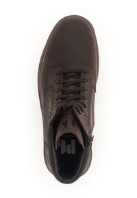 Braune Leder Schnürstiefel mit seitlichem Reißverschluss, schwarzem gepolstertem Kragen und schwarzer Sohle, von oben auf einem weißen Hintergrund gezeigt.