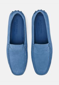 Blå ruskinds loafers med et klassisk design, der har dekorativ syning og en glat overflade. Indeholder subtil branding indeni.