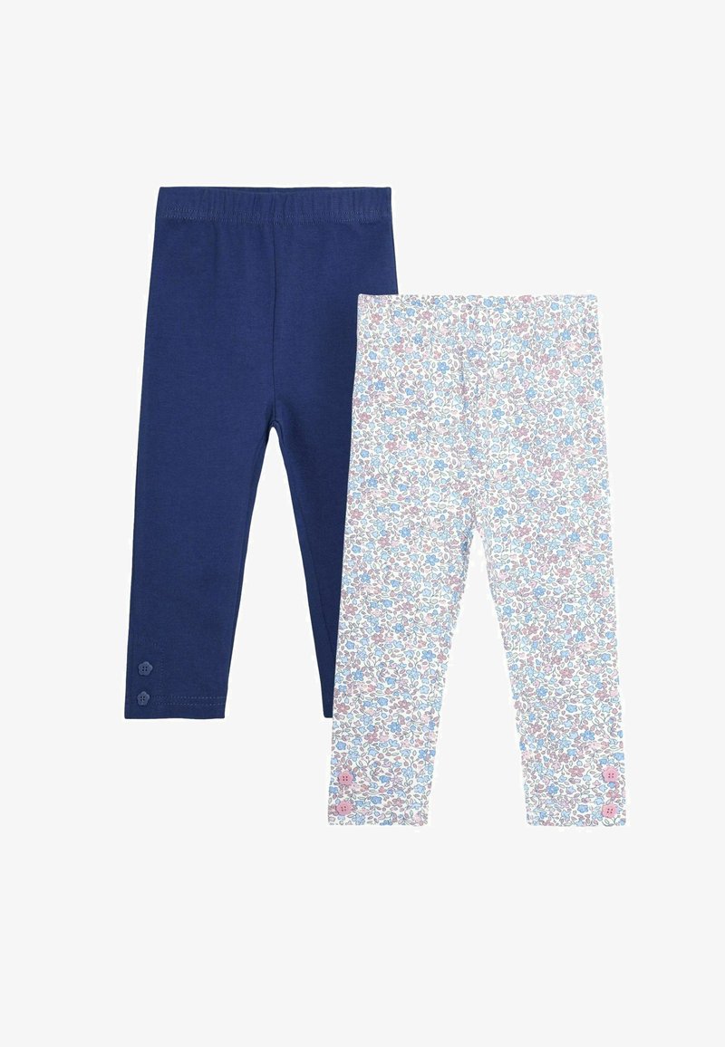 Dos pares de leggings: uno en azul marino sólido, el otro blanco con un estampado floral en rosa y azul. Cada uno tiene una cinturilla y detalles en forma de botón.