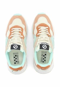 Sneakers leggeri realizzati in materiali mesh e suede, nei colori crema, pesca e menta. Include un'etichetta interna a motivo con il logo.