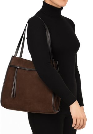 Bruine suède tote bag met zwarte leren accenten, met een gestructureerde vorm, dubbele handvatten en een minimalistisch ontwerp.