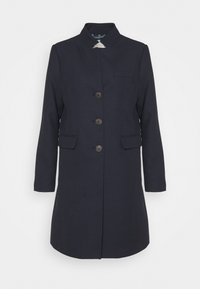 Mörkblå kappa i texturerad tyg, med hög krage, framknäppning med knappar, två sidofickor och en bröstficka.