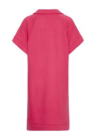 Robe courte à manches courtes, rose uni, avec col, coupe droite et ourlet cousu, vue de dos sur un fond blanc.
