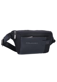 Schwarze Tasche aus Nylon und Leder, mit einem Reißverschlussfach, verstellbarem Gurt und geprägt Logo auf der Vorderseite.