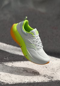 Saucony SURGE 3 - Tekaški copati za cesto - white/citron