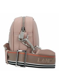 Borsa a tracolla in pelle rosa con hardware argentato, chiusura a zip e tracolla regolabile con strisce. Design compatto con finitura testurizzata.