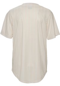 Kortermet, beige topp med vertikale hvite striper, avslappet passform, rund halslinje, med glatt tekstur og lett drapering bak.