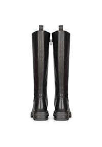 Botas de cuero negro hasta la rodilla con un acabado texturizado, suela de goma plana y cremalleras traseras, con tiradores en la parte superior para facilitar su uso.
