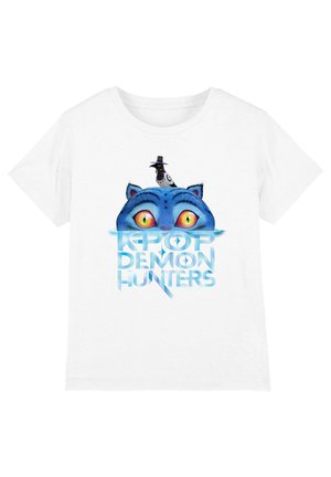 Weißes kurzärmeliges T-Shirt mit einem blauen Katzenkopf mit großen gelben Augen und einem schwarzen Vogel mit Hut. Der Text lautet "KPOP DEMON HUNTERS."