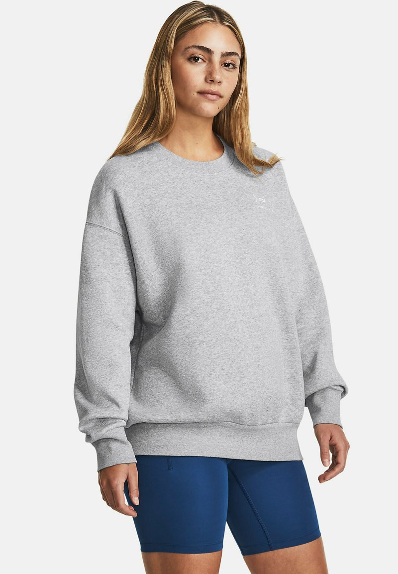 Grijze trui met een ronde hals en een relaxte fit, met lange mouwen en ribgebreide manchetten, gecombineerd met blauwe sportshorts.