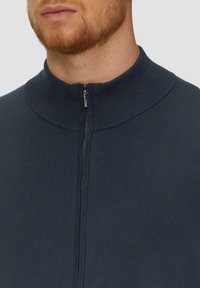 s.Oliver BLACK LABEL ZIP AUS FEINEM MIT STEHKRAGEN - Strickjacke - navy