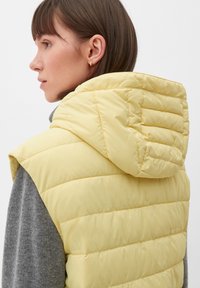 s.Oliver LANGE  MET CAPUCHON - Weste - hellgelb