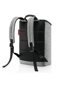 Mochila de tela gris con un panel de malla negra texturizada. Presenta correas acolchadas grises, un asa en la parte superior y cierres de hebilla ajustables.