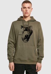 Hanorac de culoare verde măsliniu, cu un buzunar tip kenguru în față, având un design grafic negru al unei urși și textul "No Fear" deasupra.