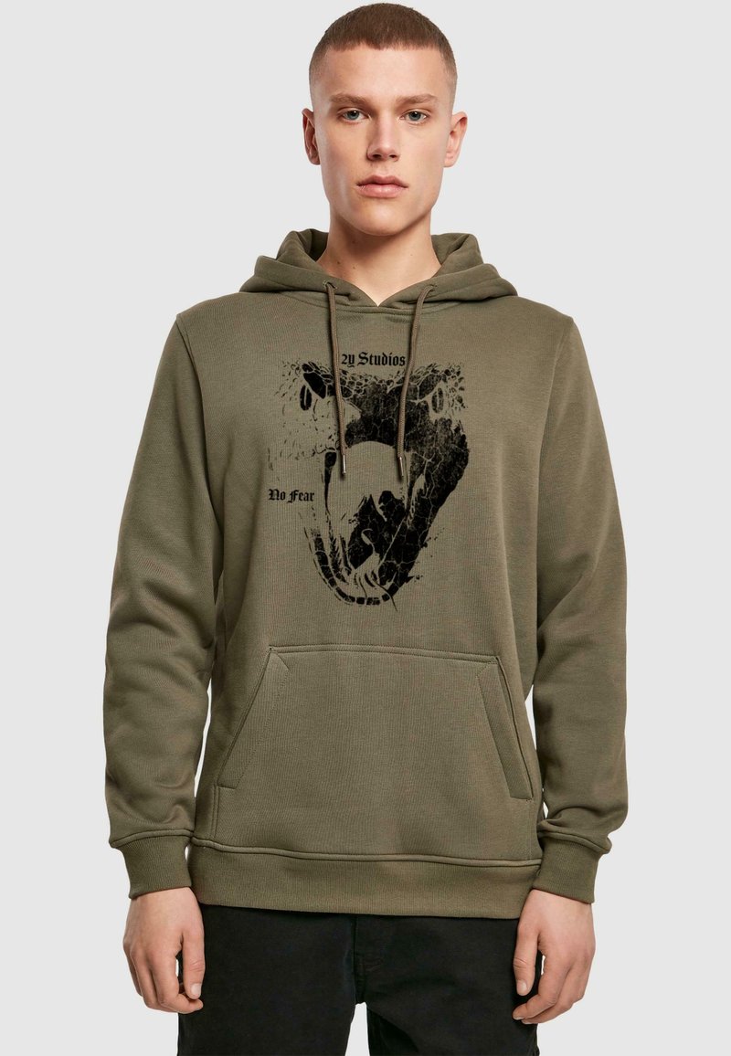 Hanorac de culoare verde măsliniu, cu un buzunar tip kenguru în față, având un design grafic negru al unei urși și textul "No Fear" deasupra.