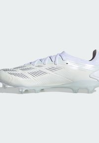 Scarpa da calcio bianca con una parte superiore liscia e texturizzata, accenti rigati e un design leggero. Presenta lacci e tacchetti trasparenti per una miglior trazione.