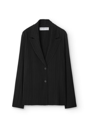 Zwarte geplooide blazer met een gewone revers en twee voorknopen, voorzien van een gestructureerde stof en een getailleerde pasvorm.