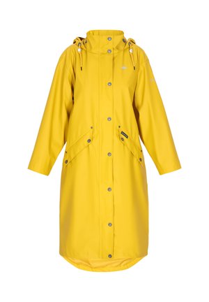 Hosszú sárga esőkabát kapucnival, elöl patentos gombokkal, két ferde zsebfedős zsebbel és kapucnin állítható zsinórokkal, fehér háttér előtt.
