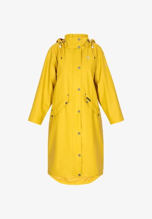 Hosszú sárga esőkabát kapucnival, elöl patentos gombokkal, két ferde zsebfedős zsebbel és kapucnin állítható zsinórokkal, fehér háttér előtt.