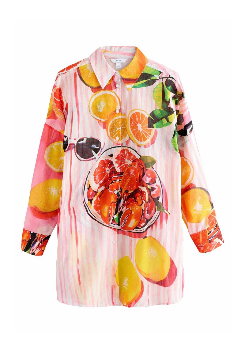 Camicetta a maniche lunghe colorata con un design fruttato che presenta arance, limoni e un'aragosta su uno sfondo di tessuto a righe rosa e bianche.