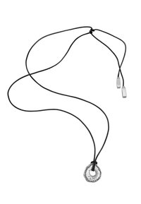 Svart snoddhalsband med en platt, rund metallhängare med graverad text runt kanten, och släta, klara plaständar.