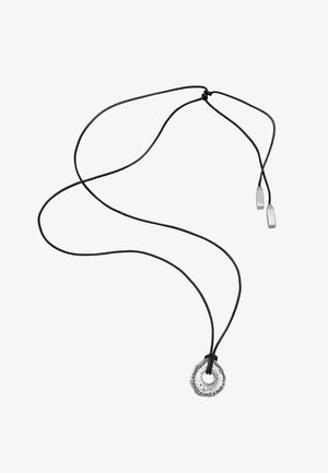 Zwarte koordketting met een platte, ronde metalen hanger met ingekerfde tekst rondom de rand, en gladde, doorzichtige plastic uiteinden.