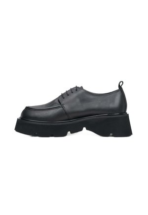 Czarne skórzane buty sznurowane z okrągłym noskiem, grubą czarną podeszwą na platformie oraz minimalnymi detalami w szwie. Posiadają pętelkę z tyłu.