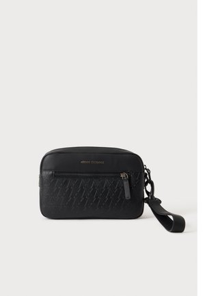 Μαύρη τσάντα καρπού Armani Exchange με ανάγλυφο σχέδιο, εμπρόσθια τσέπη με φερμουάρ και αποσπώμενο λουράκι σε μονόχρωμο φόντο.